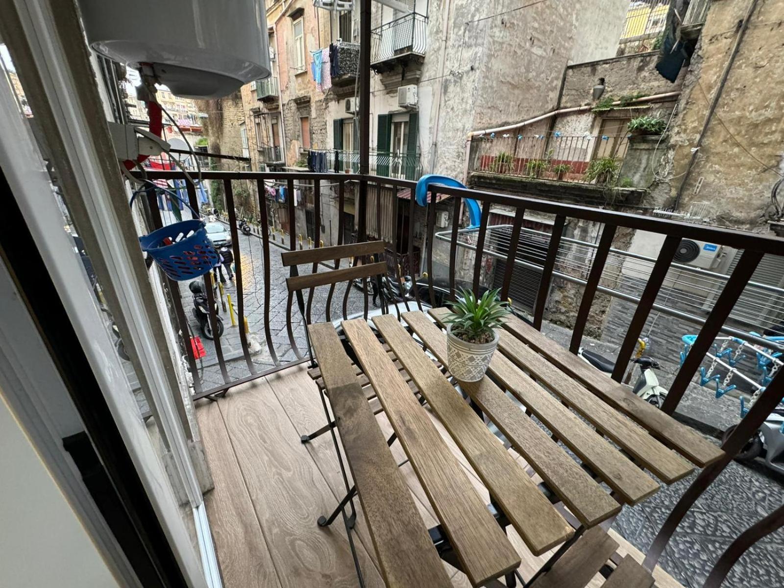 Pizzaiola'S Home Napoli Eksteriør billede